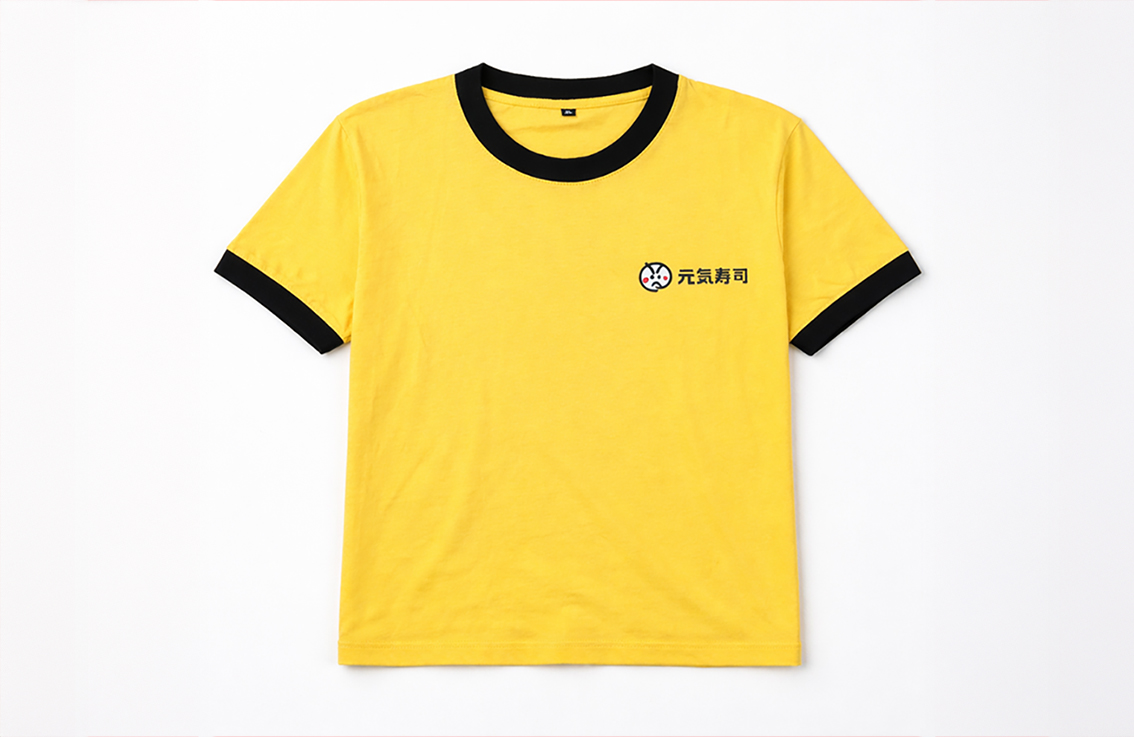 T-Shirt印刷作品：黃色撞色團體 Tee 左胸 Logo 絲印展示