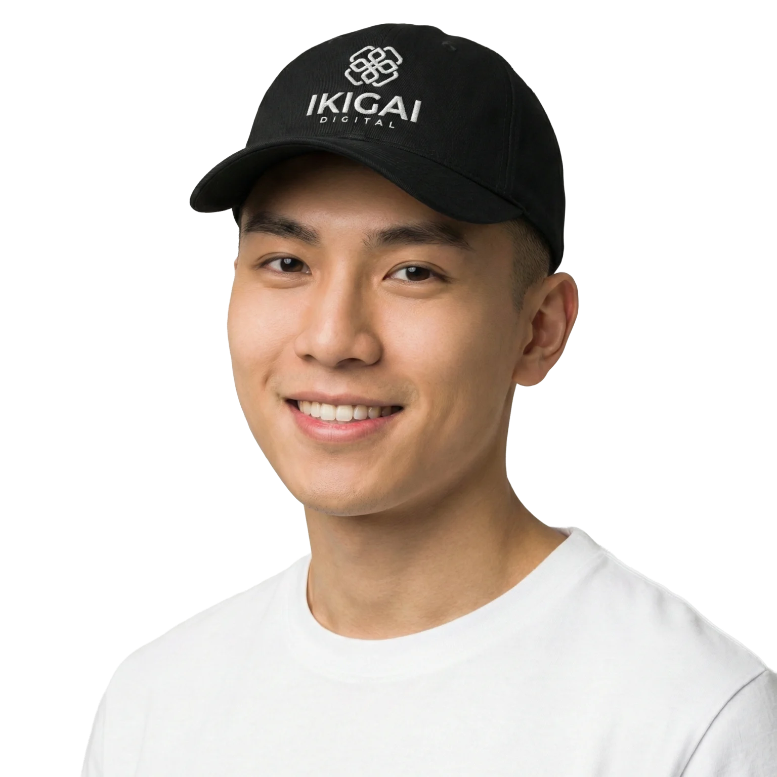 男模特兒佩戴黑色訂製棒球帽，帽前繡有白色公司 Logo
