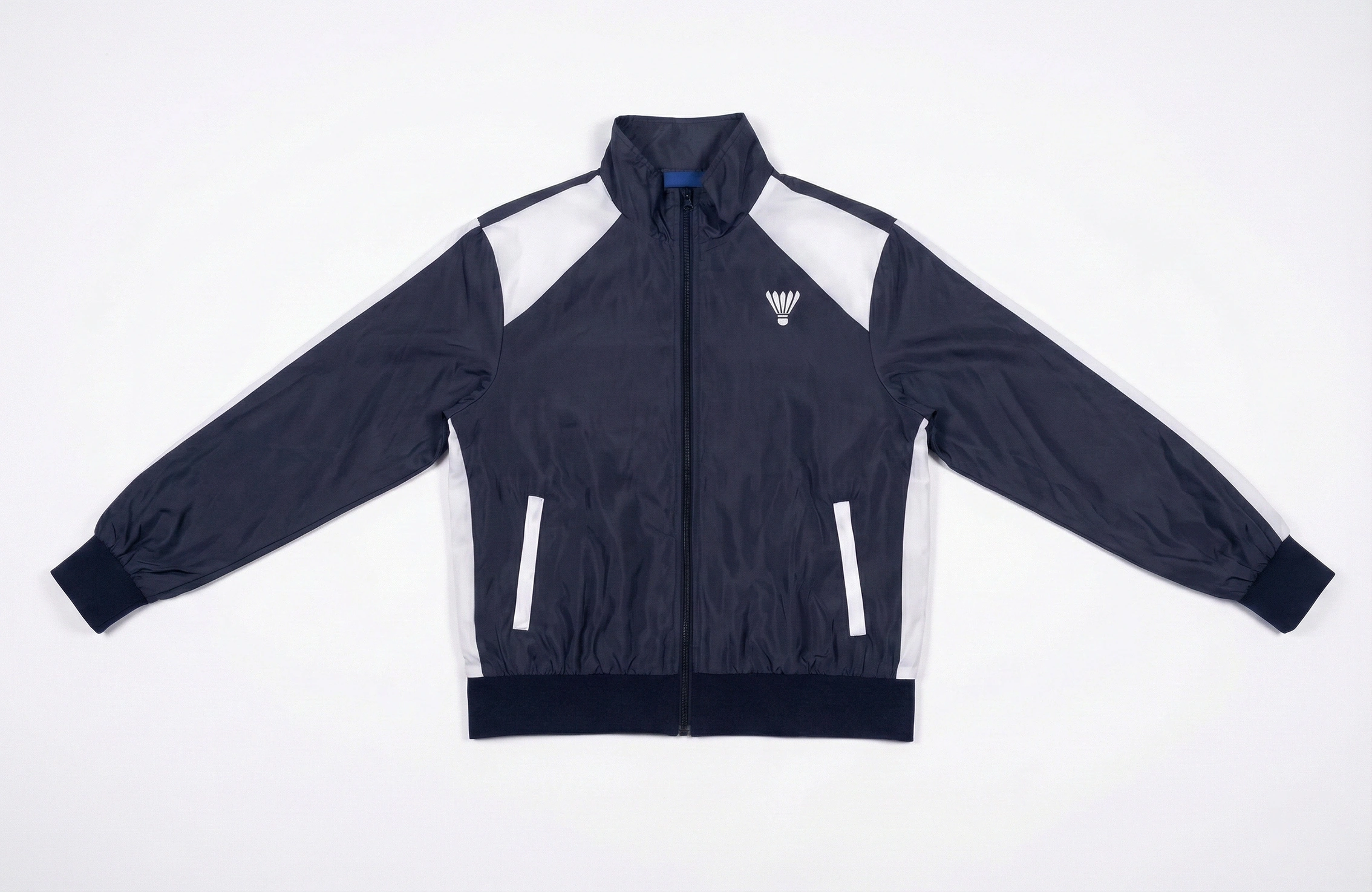團體 Windbreaker 案例：海軍藍白色運動風褸及胸前 Logo
