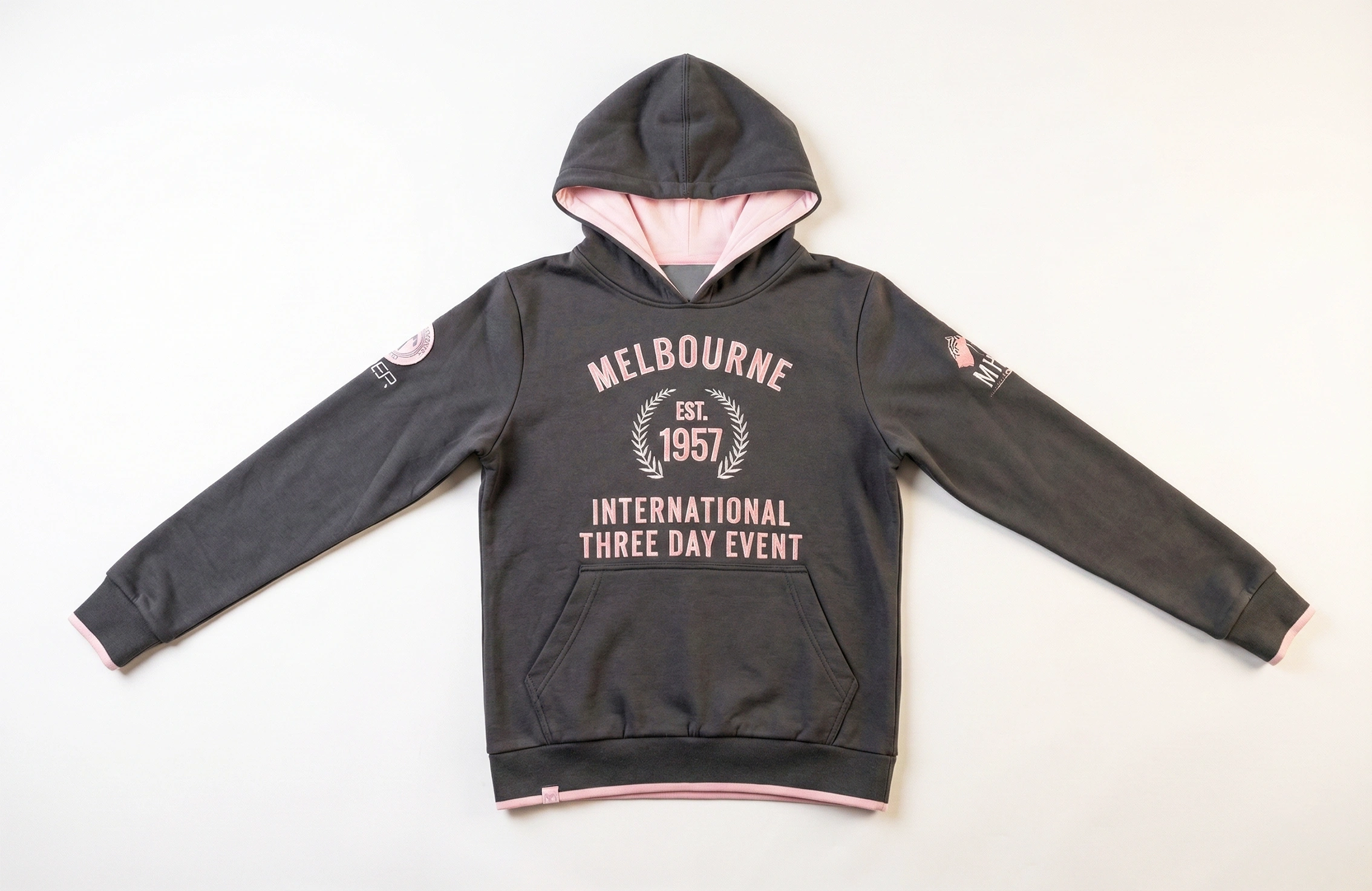黑色套頭 Hoodie 正面 Melbourne 1957 活動圖案作品