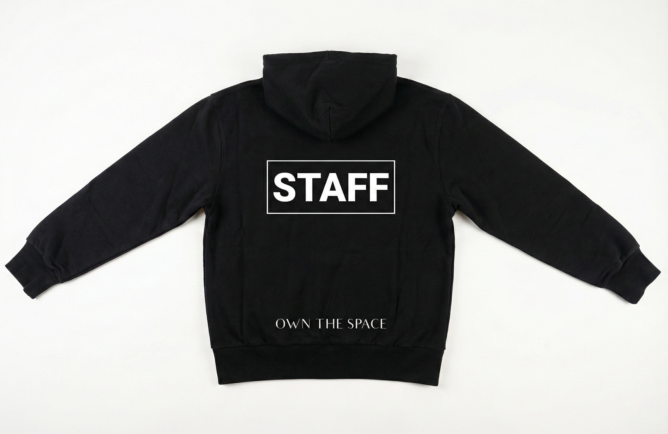 黑色套頭 Hoodie 背面 Staff Own The Space 字句印刷作品