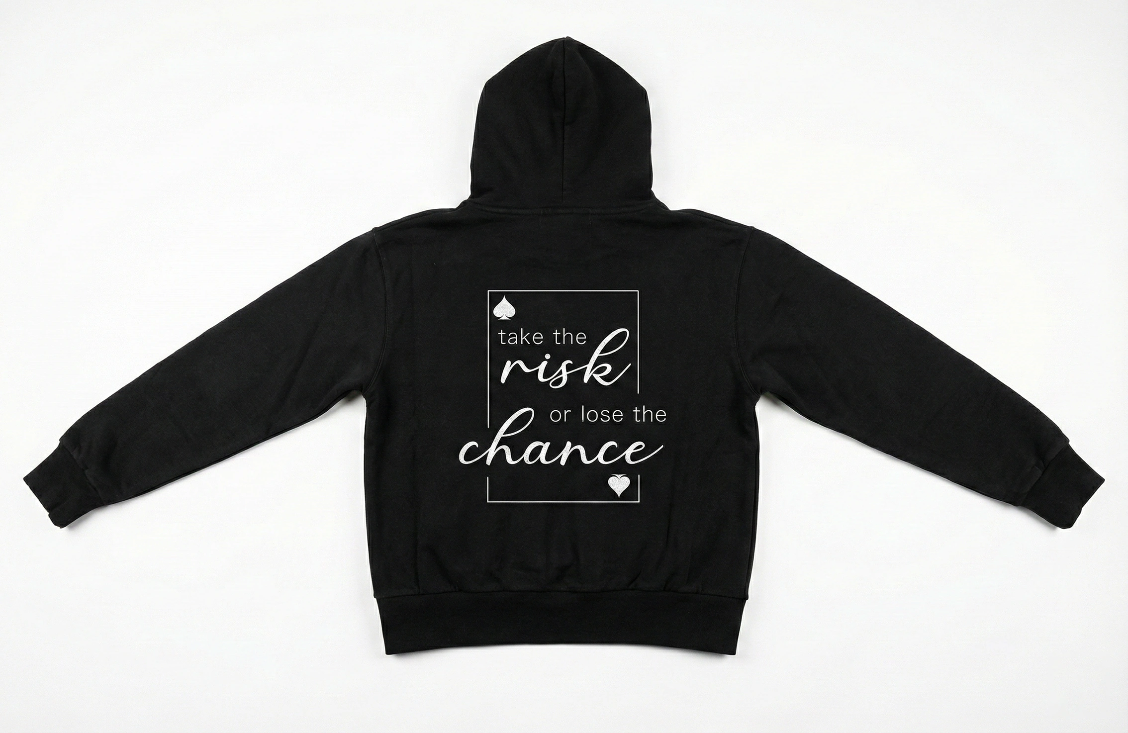 黑色套頭 Hoodie 背面 Take The Risk 字句印刷作品