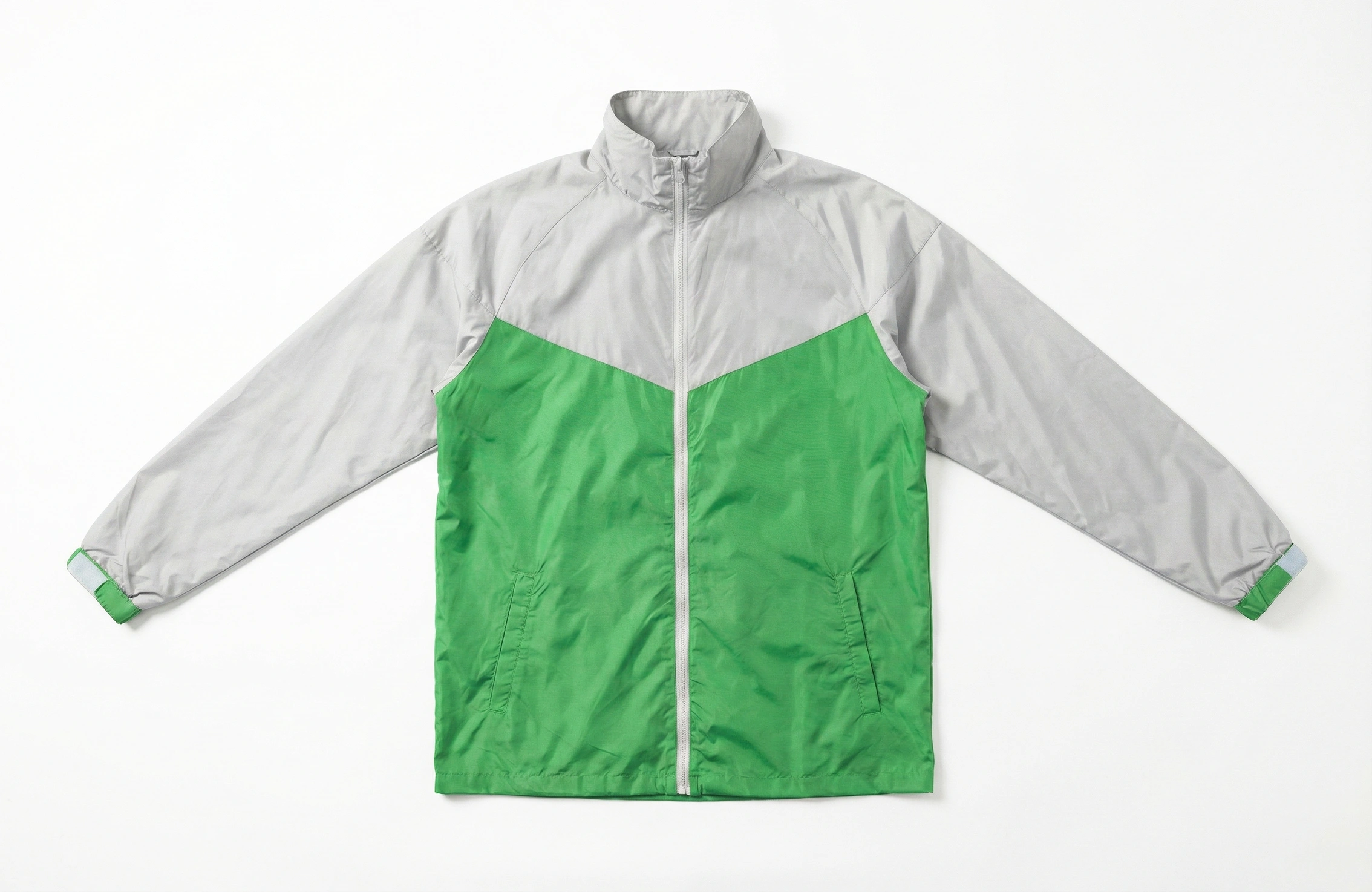 Windbreaker 作品：淺灰綠色 V 形拼色企領外套