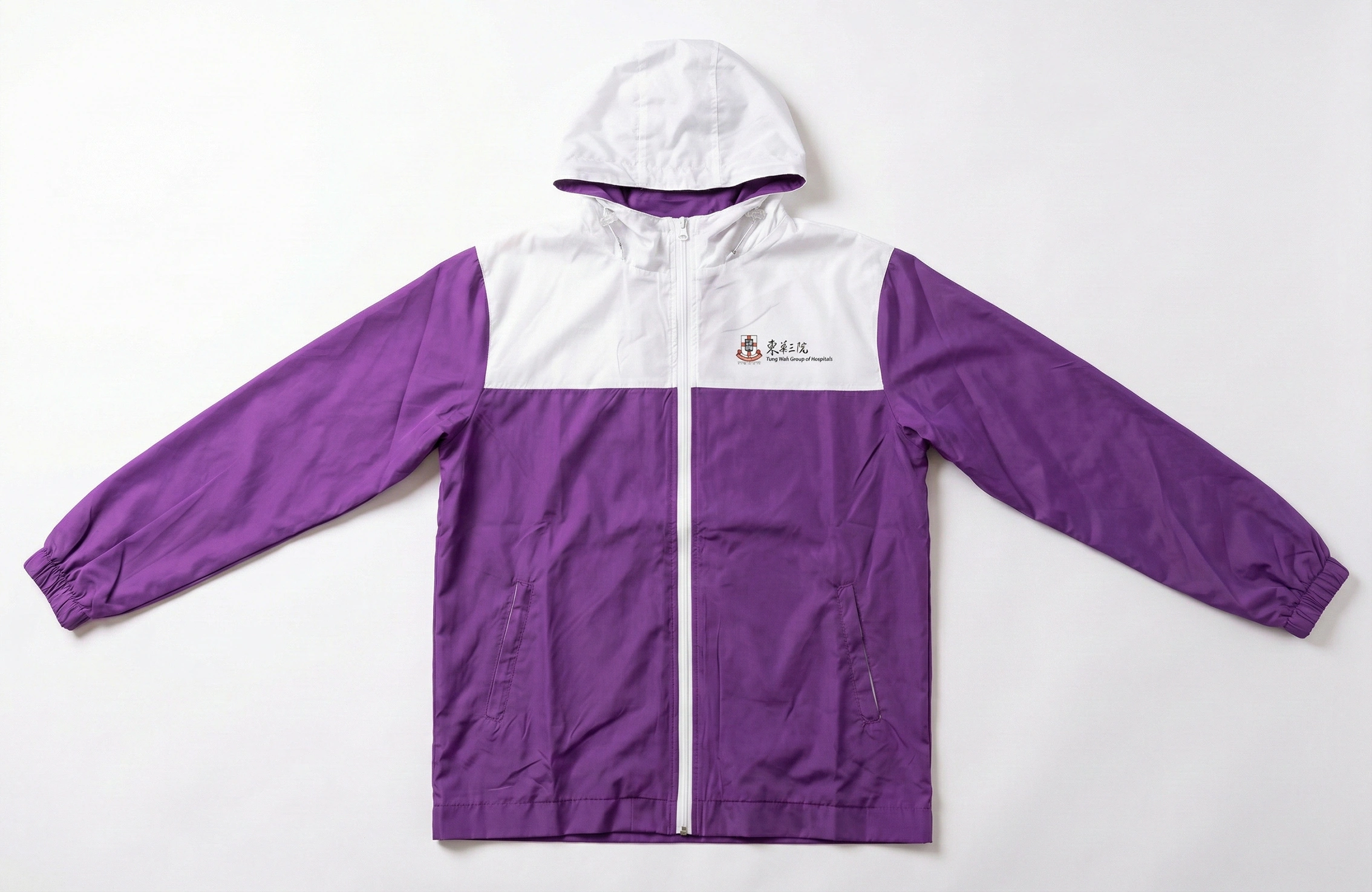 團體 Windbreaker 案例：紫白拼色連帽外套及白色拉鍊
